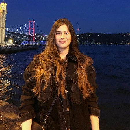 Ayşe Ç.